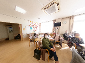 職員と入居者の交流場