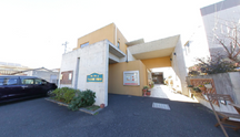介護施設の入口と外