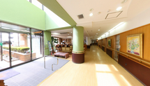 清潔で明るい介護施設の受付
