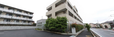 介護施設外観と通り