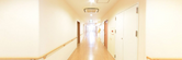 介護施設の廊下、明るく清潔