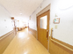 広々とした温かみの廊下