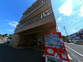 開放的な建物の外観