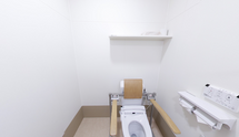 施設の手すり付きトイレ設備