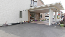 介護施設の外観と車