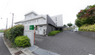 施設外観と周囲の住宅街