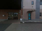 介護施設エントランスと駐車場