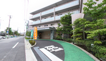 介護施設の外観と付近の道路