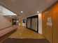 広々とした明るい廊下