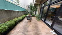 明るい庭園のある介護施設
