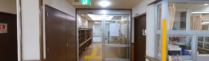 介護施設のきれいな室内通路