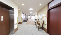 介護施設の廊下と休息スペース