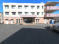 広い駐車場の建物