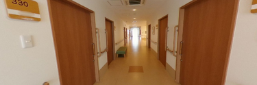 施設の廊下と部屋の入口