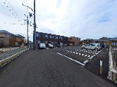 広々とした屋外駐車場の風景