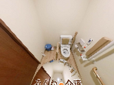 手すり付きの個室トイレ