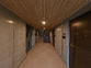 自然光が差し込む廊下