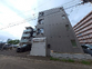 静かな街角の建物