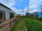 広々とした庭園とウッドデッキ