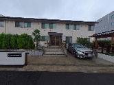 落ち着いた外観の建物前  