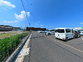 駐車場と建物の風景