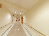 手入れされた廊下の光景
