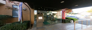 介護施設の入口と通りの風景