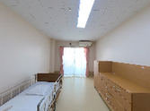 明るい個室の内部