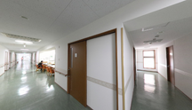 介護施設内部の通路の眺め