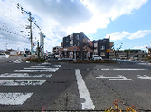 青空の広がる街角