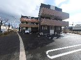 建物正面の駐車場