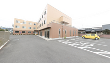 職員募集中の建物正面