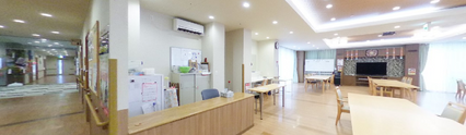 広々とした共有ラウンジのある介護施設