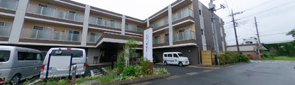 介護施設の外観と通り