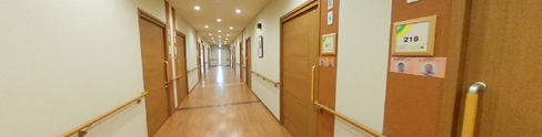 広々とした施設の廊下の况