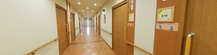 広々とした施設の廊下の况