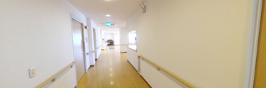 介護施設内部の明るい廊下