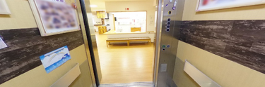 職員用エントランスと掲示物