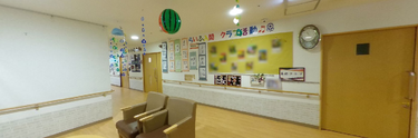 ゆとりある設計の介護施設の受付エリア