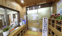 介護施設の受付と待合スペース