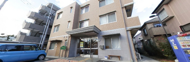 介護施設の外観とアクセス環境