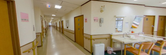 清潔で広々とした施設の廊下