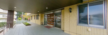 介護施設の入口と外観