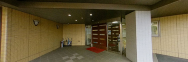 施設の入り口と駐車場