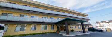 明るく開放的な介護施設外観