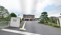 介護施設のエントランスと外観
