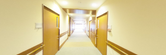 明るく清潔な介護施設の廊下
