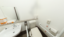 介助しやすいトイレ設備