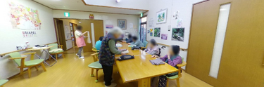 職員と入居者が活動する介護施設内