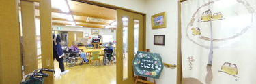 介護施設内部の明るい共有エリア